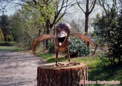 Gro�er Brillenrabe als Standrabe