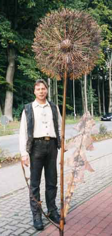 Kupferk&uuml;nstler Helmut Malzan mit der Kupferskulptur Pusteblume